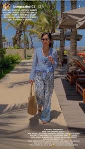 Bunga zainal menikah dengan sukhdev singh pada 2014 lalu. Diprotes Anak Pakai Kemben Di Bali Bunga Zainal Pasrah Ganti Kemeja Matamata Com