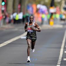 5 de noviembre de 1984) es un corredor keniano de larga distancia y actual poseedor del récord mundial de maratón con 2:01:39. Marathon Olympiasieger Eliud Kipchoge Verpasst Zwei Stunden Marke Knapp Mehr Sport