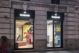 Le voci circolano ormai da mesi, ma negli ultimi giorni il brand ha lanciato indizi molto precisi: Adidas Store Milano Shopenauer
