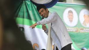 Nama ustadz abdul somad mulai banyak dikenal ketika ia aktif memberikan ceramah agama melalui saluran youtube. Klarifikasi Ustaz Abdul Somad Soal Ceramah Salib Rekaman Tiga Tahun Lalu