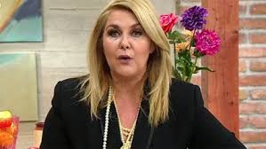 Porfiadamente, asegura, intenta infiltrarse en el sistema para cambiarlo. Pamela Jiles Amigos Queridos Yo Fui Prostituta Cooperativa Cl