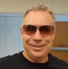 Real shame that the beach is so badly covered in seaweed. Attracting flies.  Not great for Antonio's Restaurant ( which is great by the way) or the the  people