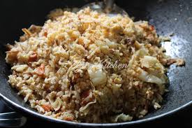 Nah, kali ini kami berkreasi dengan menu nasi goreng kampung pedas. Nasi Goreng Kampung Sempoi Tapi Sedap Azie Kitchen