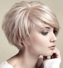 Wir verraten ihnen jetzt schon, welche. Frisuren 2020 Frauen Mittellang Runde Gesichter Haarschnitt 2020 Neue Damen Frisuren In 2020 Kurzhaarfrisuren Haarschnitt Rundes Gesicht Bob Frisur