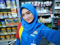Pijat refleksi menyembuhkan mata minus. Foto Editan Artis Jadi Kasir Minimarket