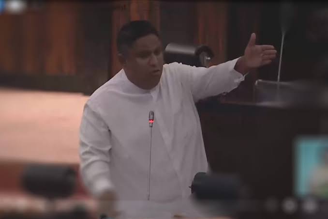 මම අත් දෙකම උස්සා ඡන්දය දෙනවා... මේ පනත එන බව දැනගත්තට පස්සේ රිමාන්ඩ් සැකකරුවො අත් පුඩි ගැහුවා... චාමර ගේ හිර ගෙදර අත් දැකීම...