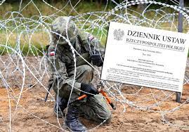 Konstytucja rp stanowi, że w sytuacjach szczególnego zagrożenia, jeżeli zwykłe środki konstytucyjne są niewystarczające, może zostać wprowadzony . Cwocjirgmeqjzm