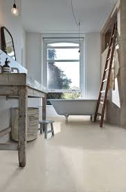 moderne landlust im bad mit designboden wohnen vinylboden design