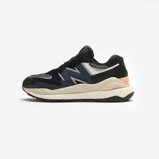Bonjour, je vends ma paire de new balance 703, jamais portée car trop petite. Brand New Balance