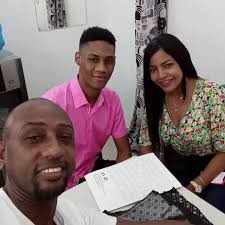 Aquí lo que fue el junte para preparar el vestuario de la comunicadora  @viancamely junto a su estilista @bramtco gracias por confiarnos la tarea  de resaltar aún más la figura de esa