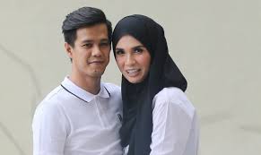 Dramatis popular izreen azminda selamat melahirkan anak pertama daripada perkahwinan kedua yang diberi nama aaron ibrahim muhammad radzi, di tidak seperti saya melahirkan anak pertama, bekas suami tidak dibenarkan masuk kerana pembedahan terpaksa dijalankan akibat situasi cemas. Kami Sudah Terima Bahagian Masing Masing