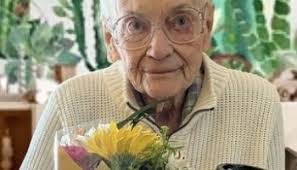 Elaine Holder's Instagram, Twitter & Facebook