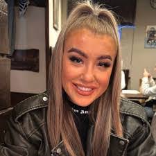 Emily Snelling's Instagram, Twitter & Facebook