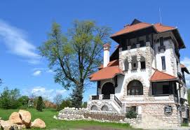 Este format din 12 vile (cu o capacitate intre 5 si 24 camere) : Club Vila Bran Bran Sind Romania