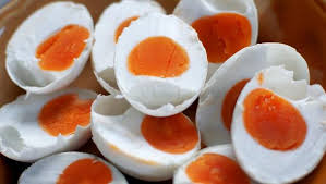 Makanan ringan dan minuman dengan kalori tidak diperbolehkan. Kalori Telur Asin Dan Telur Bebek Rebus Ini Perbandingannya