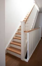 Pourquoi repeindre un escalier en bois ? Peindre Escalier En Bois En Blanc Naturel