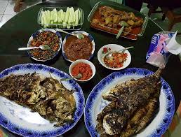 Selain jam makan, menu makanannya pun perlu diperhatikan. Ikan Kue Bakar Aneka Sambal Menu Makan Malam Sb Flickr