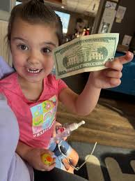 Kind stranger's gift to daughter at ihop