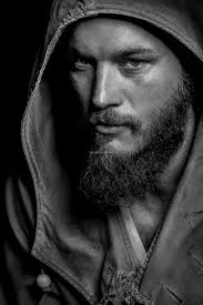 The ragnar lothbrok hairstyle, made possible by actor travis fimmel, can be best characterized as a braided variation of a top knot or man ponytail with shaved sides. Rhubarbes Travis Fimmel Vikings Travis Fimmel Vikings
