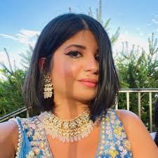 Elizabeth Rapoza's Instagram, Twitter & Facebook