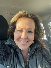 Sometimes....less is more. I'm talking makeup here. No cat's eye look, no  pitch fork long eyelashes or heavy eyeliner, no plumped up, super glossy  lips. Just natural. And, well, sometimes less is