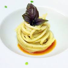 Prima degli anni '80 non esisteva la rucola, nessuno tranne le capre si sarebbe sognato di mangiare foglie dal sapore aspro e artificioso, eppure impazzava nella milano da bere sopra la. Spaghettoni Con Pesto Di Acciughe Burrata E Basilico Viola Fresco Pesce