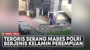 Hingga berita ini ditayangkan pihak mabes polri belum memberikan keterangan resmi terkait motif dan siapa pria yang. F0hhypg5f X4tm