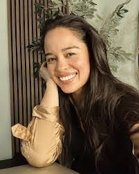 Sara Bustos's Instagram, Twitter & Facebook