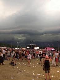 Timur checkt of pinkpoppers het onweer hebben doorstaan. Pinksteren 2014 Noodweer 7 En 9 Juni Onweer Online Nl