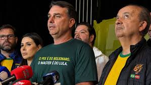 Flávio Bolsonaro pede desculpas por negar relação com Vorcaro