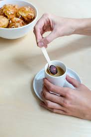 Decouvrez Les Cuilleres En Chocolat Crees Pour La Marque Fermob Une Facon De Repenser Le Carre De Chocolat Qui Acco Design Culinaire Carre De Chocolat Saveur