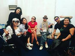 Suatu hari, ray, seorang pria dari masa lalunya, kembali dan ingin membangun surganya yang hilang bersama meirose dan akbar. Surga Yang Ke 2 On Twitter All Cast Surga Yang Ke 2 Inboxsctv Ramayana Parung Asproductions Surgayangke2