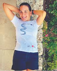 Η πολιτικός ανέβασε μία φωτογραφία στον προσωπικό της λογαριασμό στο instagram χωρίς να έχει ίχνος μακιγιάζ στο πρόσωπο της. O Logos Toy Casual Look Ths Olgas Kefalogiannh Sth Giorth Ths Einai Shmantikos Newsbreak