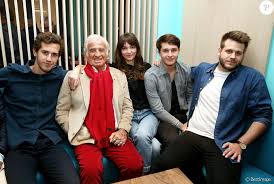 Paul et moi n'étions pas encore mariés quand il m'a emmenée pour la première chez les belmondo, ce genre d'attitude est impossible. Jean Paul Belmondo Entoure De Ses Petits Enfants Victor Annabelle Giacomo Et Alessandro A L Occasion Du Lancement De Son Nouveau Livre Mes Recettes Bonne H Purepeople
