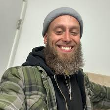 People staring at gym are likely distracted