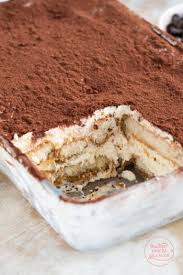 Danach die löffelbiskuits in 300 ml milch kurz eintauchen und nebeneinander in eine mit backpapier belegte rechteckige backform legen, um so die grundlage für den spaghettieis kuchen ohne backen zu schaffen. Einaches Klassisches Tiramisu Backen Macht Glucklich