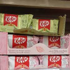 C'est un spécimen que vous n'avez pas l'occasion de voir dans les rayons français : Franck Sur Instagram Hannnn J Ai Trouve Ca A Auchan Des Kit Kat Import Japon Rose Et Vert Kitkat Kitkatjapan Kikatvert Kikatrose Japan Import