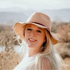 Lori Roop's Instagram, Twitter & Facebook