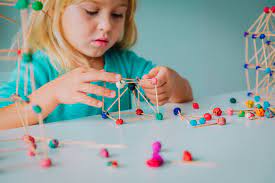 El verano está ligado a días de ocio, de juegos, de diversión.los niños buscan llenar su tiempo libre y refrescarse. Actividades Divertidas Para Ninos Por Edades Escola Dinamics