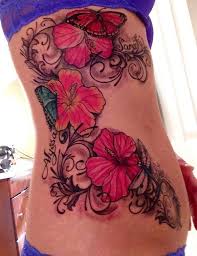 Tatouage Fleur Hibiscus 38 Magnifiques Dessins Tatouage Hibiscus Tatouage Tatouages De Fleurs D Hibiscus