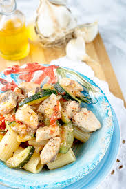 Mezzi Rigatoni Con Pesce Spada Zucchine E Pomodorini Le Ricette Di Luci