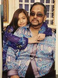 Rara melongokkan dari arah dapur. 11 Tahun Papa Dah Tiada Kerana Rindu Mas Aliza Buat Diari Gambar Bersama Arwah Tanpa Pengetahuan Ibu Nona
