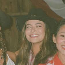 OKAY MIRANDA IS SERVING 😍 Everyone #TheWrongParis is out