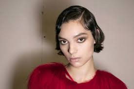 There are plenty of famous wavy hair wearers out there but if you want to rock a look that's more your own, here's five cuts to inspire you. A Modern Take On 1920s Hairstyles For Short Hair