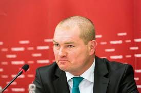 Peniaze si pýtajú najmä úradníci