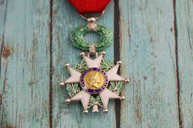 La médaille d'honneur du travail permet de récompenser l'ancienneté de service ainsi que le mérite qui revêt alors un caractère bien le 15 octobre pour la promotion du 1er janvier. Tout Savoir Sur La Legion D Honneur