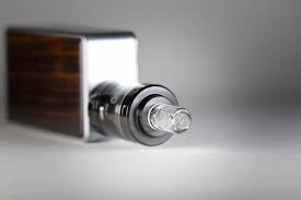 C'est l'apparition des fameux glouglous. Du E Liquide Remonte Par Le Drip Tip Embout Buccal