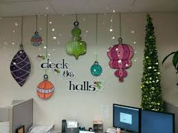 Creative Cubicle Decoration 8 Creative Cubicle Ideas To Make Your Workspa Office Christmas Decorations Christmas Cubicle Decorations Christmas Door Decorations