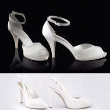 Scarpa bianca di facile abbinamento ai vari outfit, con il tacco alto e la punta sfilata indossata dona un ef. Scarpa Sposa Comoda 9f4630