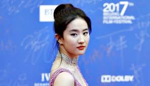 Tak seperti live action lain, film 'mulan' kali ini akan sedikit berbeda. Aktris Dan Aktor Kenamaan Indonesia Ini Jadi Dubber Film Mulan Siapa Ya